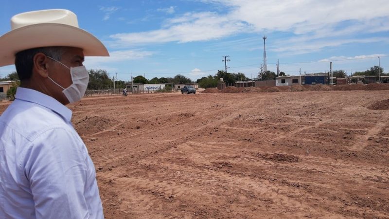 Presidente Ramón Díaz supervisa trabajos de lo que sera un complejo recreativo y deportivo en la comunidad de Moroncarit