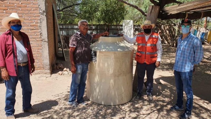 Reciben tinacos familias del ejido San Miguel