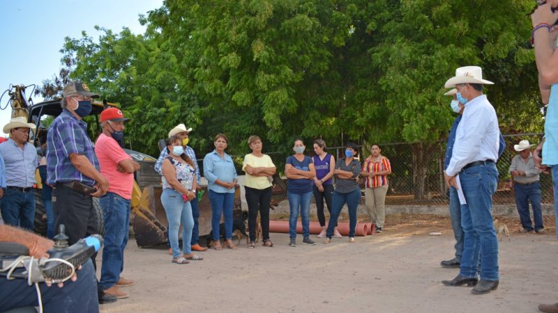 Ramón Díaz Nieblas da arranque a los trabajos de introducción de drenaje a la comunidad del Sahuaral