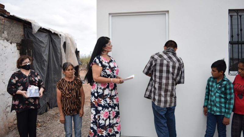 Entrega alcaldesa obra de vivienda en Los Cocos, Bacabachi.