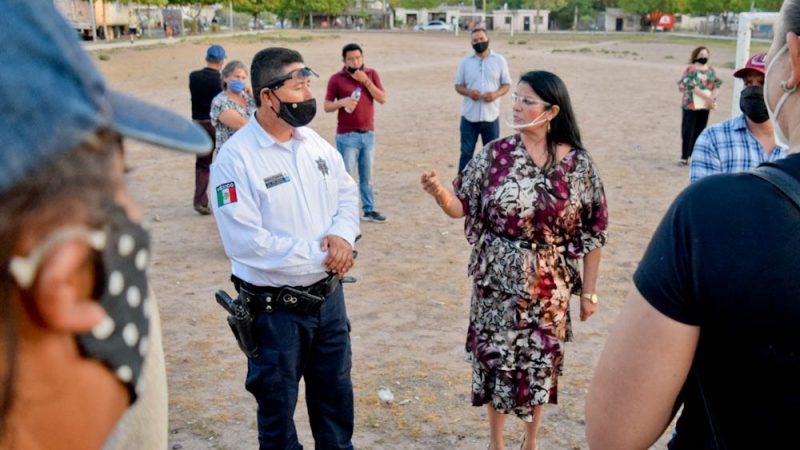 Alcaldesa da banderazo a obra de rehabilitación de campo de futbol en colonia Tierra y Libertad