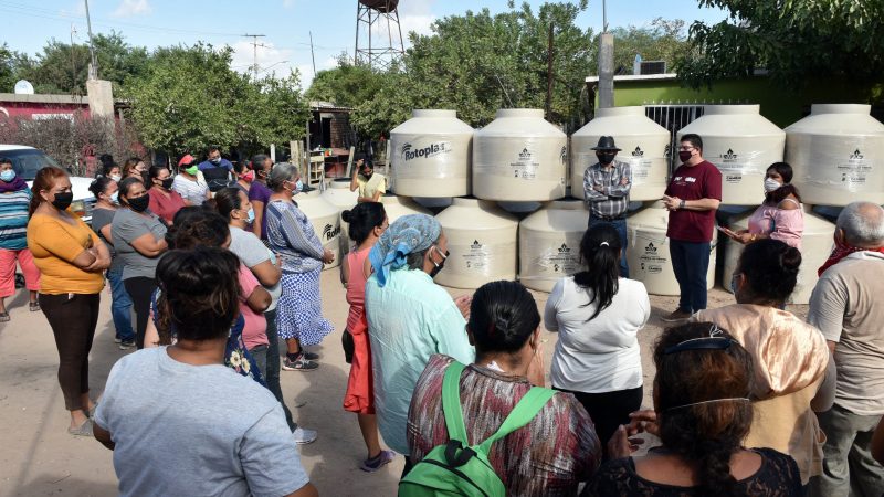 Llevan funcionarios municipales apoyos a familias de Miguel Alemán