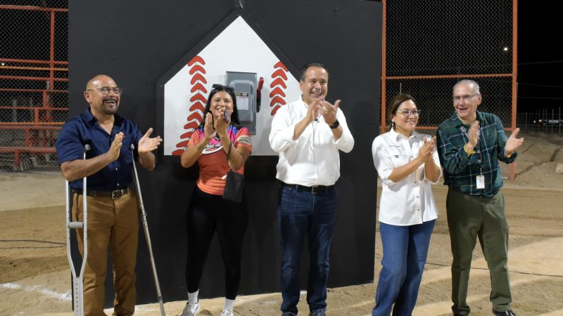 Entrega Toño Astiazarán iluminación de campo de béisbol en Bahía de Kino