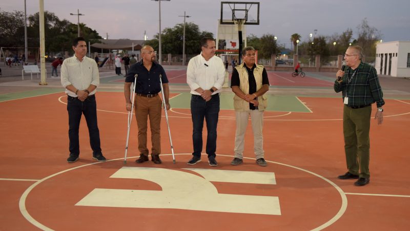 Entrega Toño Astiazarán rehabilitación de canchas de basquetbol en Bahía de Kino