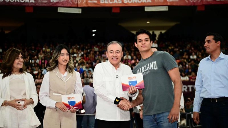 Gobernador Durazo cumple al beneficiar a más de 10 mil universitarios con becas académicas