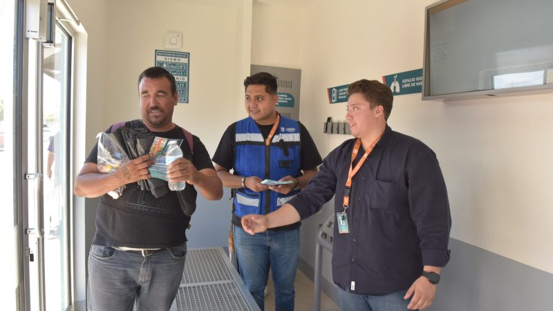Invitan jóvenes a usar y cuidar las paradas de camión refrigeradas de Hermosillo